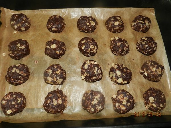 燕麥餅分為20份~搓圓後放烤盤上輕壓，烤箱180度烤20~23分