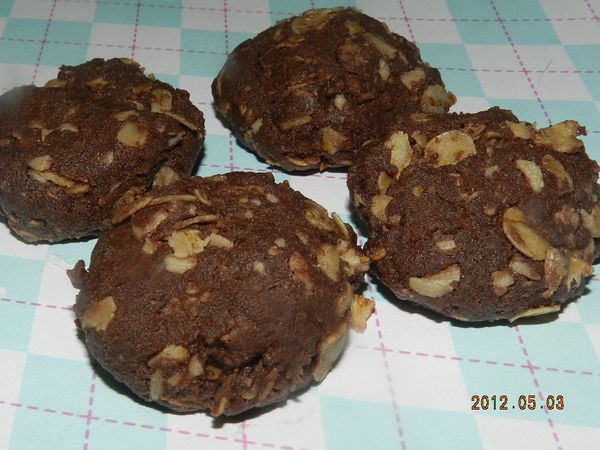 烤好的餅乾要放在架子上放涼，就會酥酥脆脆的喔~