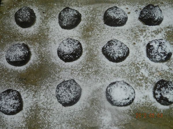 另外四分之一的麵團先分為12個，上面灑上糖粉~烤箱180度烤20~23分