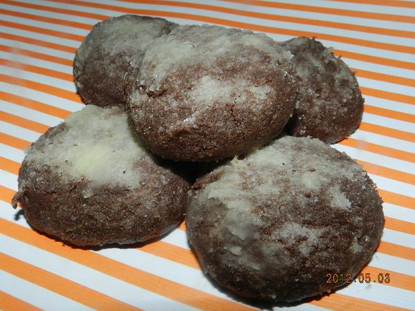 烤好的餅乾要放涼才會酥脆，糖粉會稍融化成為裝飾