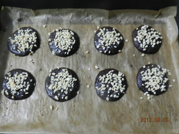 另外四分之一分為20份，搓圓後在烤盤上壓扁，再撒上杏仁角，烤箱180度烤18~20分