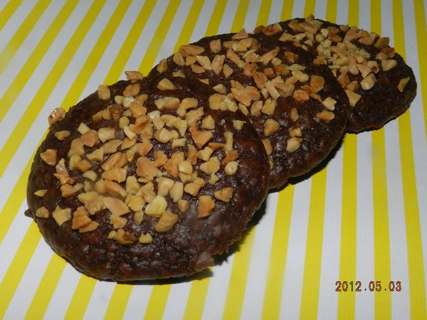 烤好的餅乾不要急著拿出來，放個三分鐘後再取出到放涼架上放涼，餅乾才會酥脆