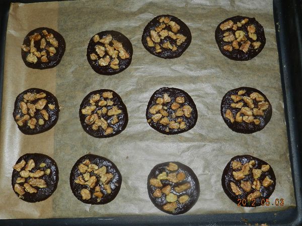 最後四分之一分為20份，搓圓後在烤盤上壓扁，再撒上核桃，烤箱180度烤18~20分