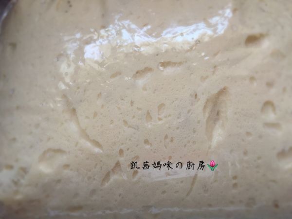 麵糰從冰箱拿出來、回溫，時間約1-2小時。桿麵糰，將空氣排出後，鬆弛麵糰30分鐘；