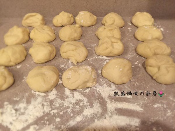 將麵糰分成20等份，每個小麵糰約60克；