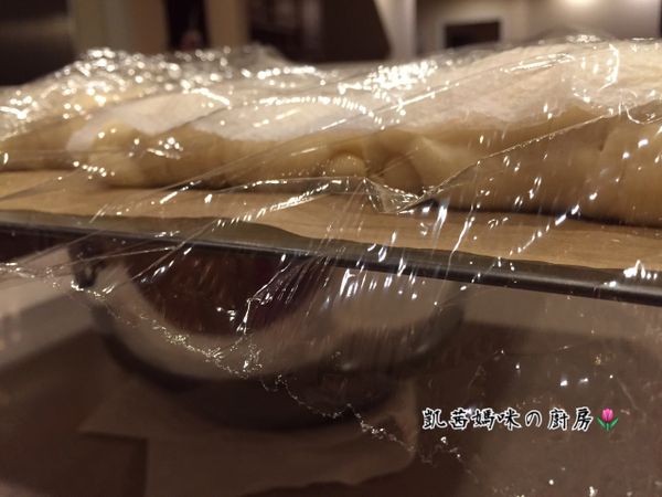 小麵糰表面噴水，烤盤放在裝滿溫水的鋼盆上，進行最終發酵；時間約1-2小時；