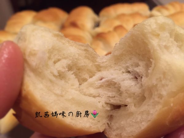 撥開麵包...品嚐新鮮麵包，好綿密的口感喔。