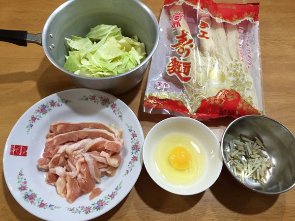 準備好所有材料。高麗菜洗淨切好，薑先切成小細段，雞腿切片（也可選用其他部位）