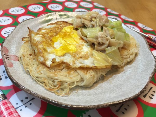 將所有烹調好的食材擺盤即可享用。