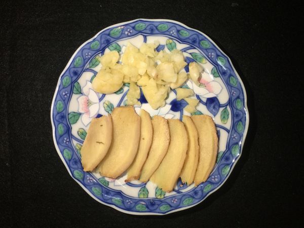 蒜頭拍打後切粒，薑片幾片。