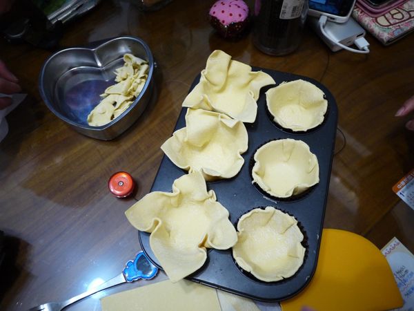 起酥皮軟化整型多餘切邊,可以再拿一模子再做成塔皮,將塔皮中間略戳洞,烤箱預熱170度