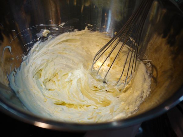 奶油乳酪室溫軟化用打蛋器打成乳狀,再加入奶油一起打勻