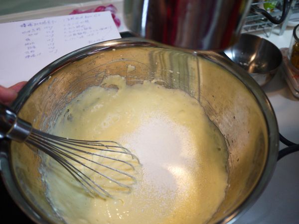 加入過篩的低粉這時要用拌的