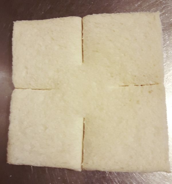 吐司切四個邊方便塞進模裡