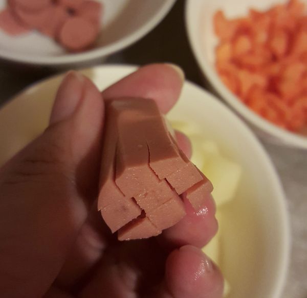 小熱狗切一小段來順便做小章魚
底部左右畫3刀，放進熱水滾到章魚腳翹起來，眼睛用牙籤戳兩個洞，等等塞藜麥