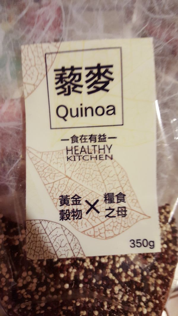 眼睛的部分，用芝麻或手邊有的材料塞進去