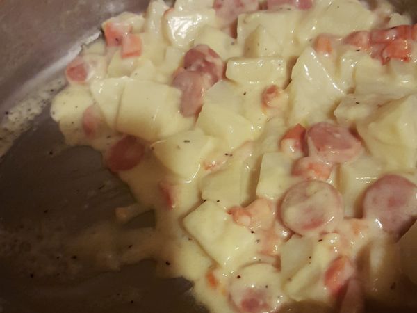 烤箱預熱220度
加入熱狗，馬鈴薯，CLASSICO白醬7匙，半杯水，將馬鈴薯稍微炒軟