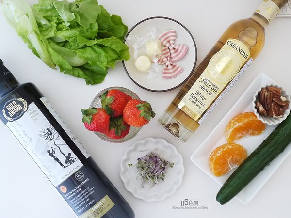 草莓洗淨去蒂，兩顆切片，兩顆切丁（先跳到步驟2做醬汁）。茂谷柑去籽切丁。萵苣洗淨瀝乾水，撕成小片。小黃瓜洗淨用削皮器削成緞帶片。胡桃放小烤箱烤8-10分鐘至酥脆。