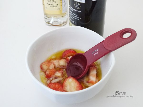 將沙拉醬材料放碗裡，用電動攪拌器打均勻。沙拉醬料需時間讓食材味道融合，會更有滋味，最好在開始料理時先做好醬汁。