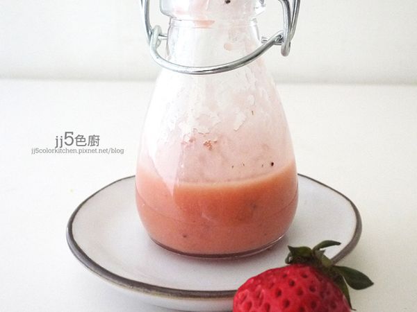 粉紅草莓醬汁顏色粉嫩，酸甜度剛好。