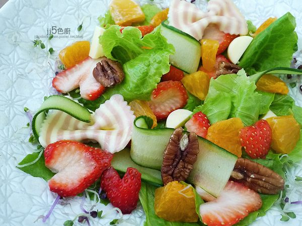 盤子先放上萵苣葉，然後依材料大小，從大到小放在葉子上，要一樣一樣分散疊放才會有立體感。最後淋上草莓醬汁便完成。