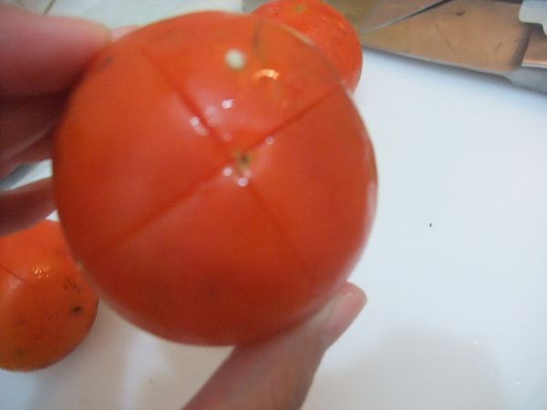 牛番茄背面劃十字，放入滾水燙過去皮