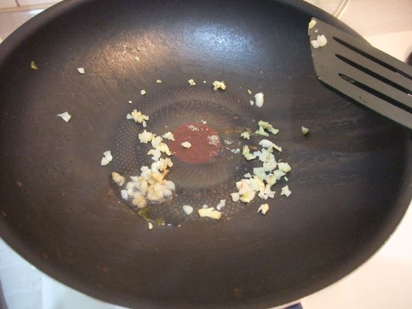 起油鍋，加入蒜末跟蔥末