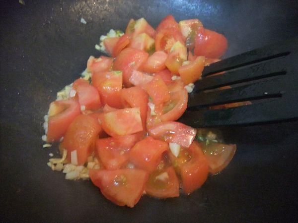 牛番茄切塊，下鍋拌炒