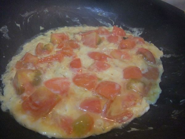 雞蛋打成蛋液，慢慢倒入蛋汁，稍微攪拌一下，然後等蛋液凝固