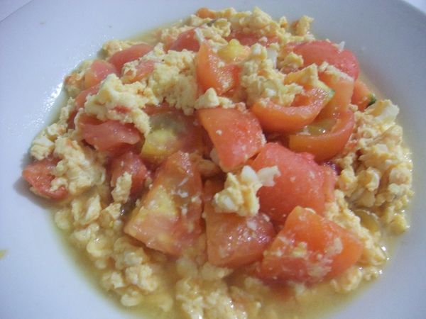 蛋液凝固一半之後，再翻炒一下，加入調味料即可盛盤