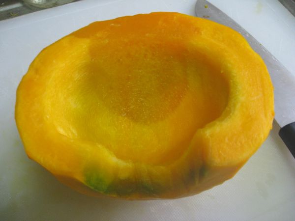 南瓜刨皮去籽。