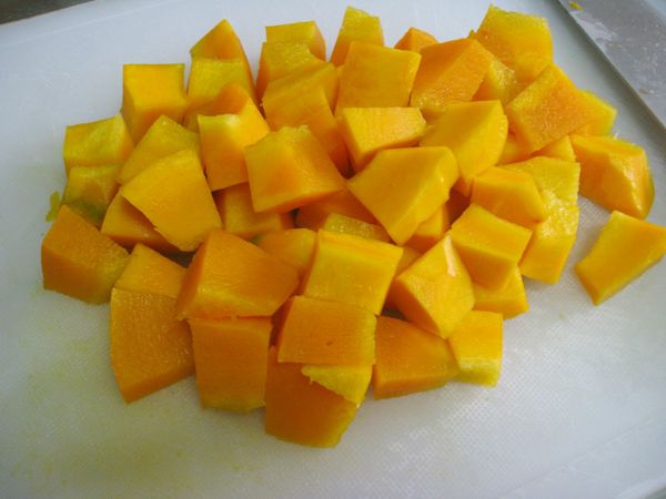 切粒；微波爐叮4 - 6分鐘。