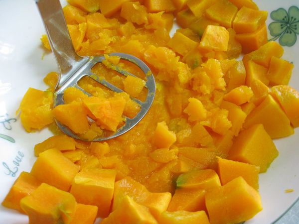 南瓜完全軟身後，趁熱壓成蓉。