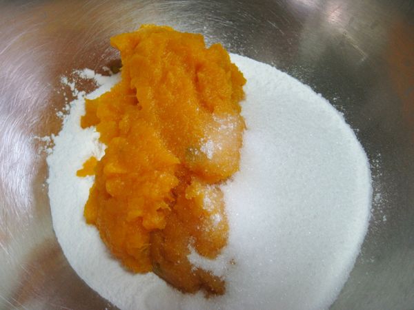 南瓜蓉、砂糖及糯米粉完全混合。