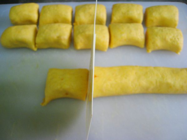 將粉糰搓長，分成15份。