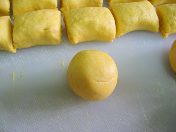 取一小南瓜粉糰皮搓圓。