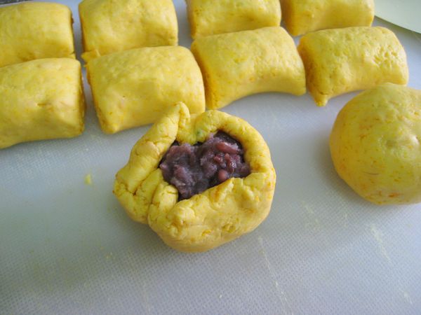 包入紅豆餡收口，搓圓南瓜。