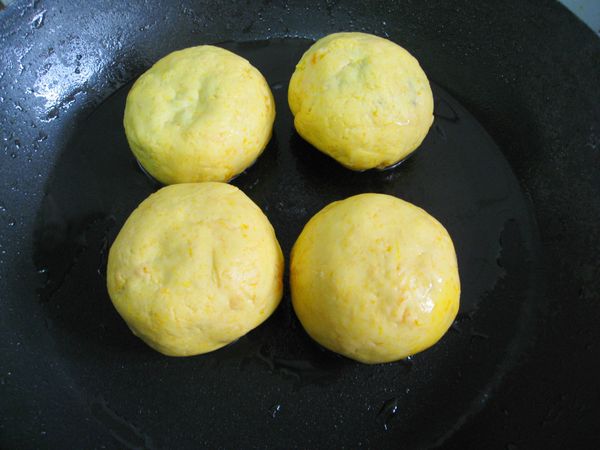 熱鑊下油，將南瓜紅豆粉糰煎至金黃。