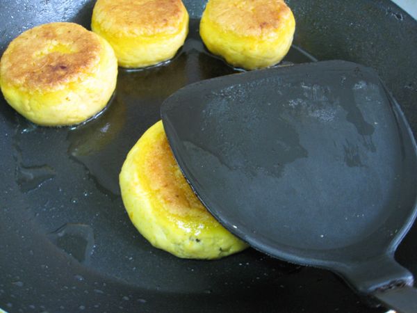 用鑊鏟向下壓成餅型。