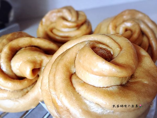 電鍋開關跳起後，等待10分鐘再掀蓋；否則饅頭會回縮、成為老婆婆喔⋯