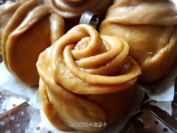 這是朵全黑糖、漂亮的玫瑰花饅頭！