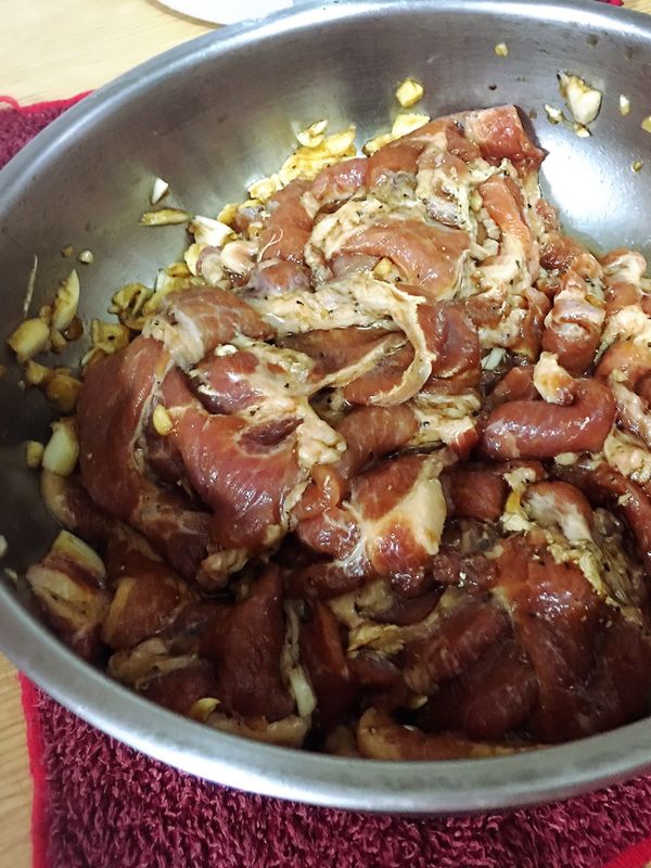 醬油  1湯匙   蒜頭4粒   醬油膏 1匙  胡椒粒大概   胡椒鹽大概  抓一抓  醃30分