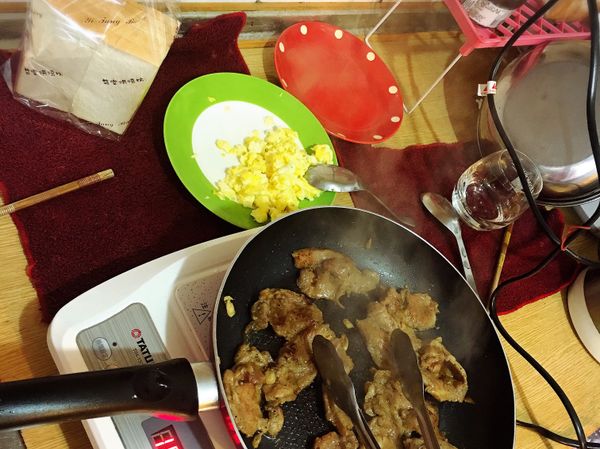 先  炒蛋   用荷包蛋也可以

蛋準備好 再煎肉