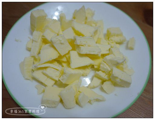 先做塔皮。首先奶油先切小塊。