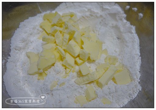 麵粉、糖粉和鹽過篩後，加入奶油。