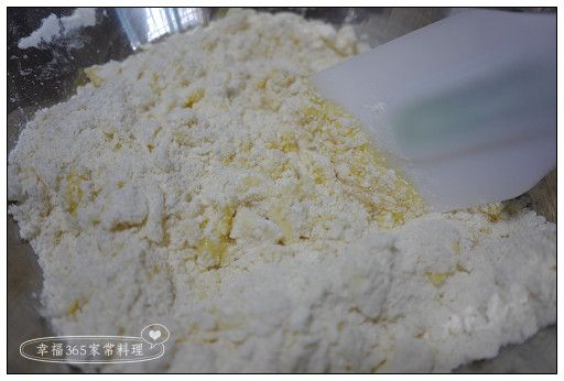 切拌成團，或用手迅速整成一團，不要揉麵團，以免出筋。