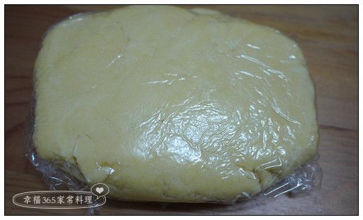 將麵團用保鮮膜包好，冷藏30分鐘。