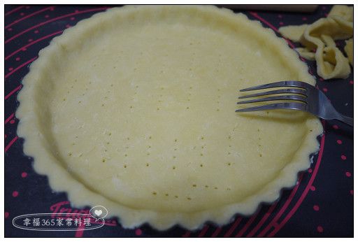 在塔皮上用叉子戳出一些洞。