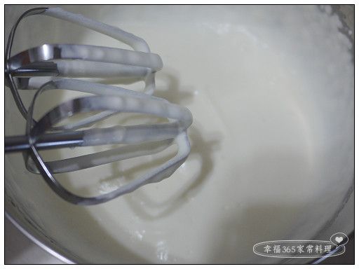 鮮奶油用打蛋器打至七分發。