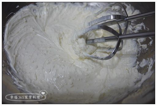 接著將馬斯卡彭起司與糖用打蛋器混合均勻。